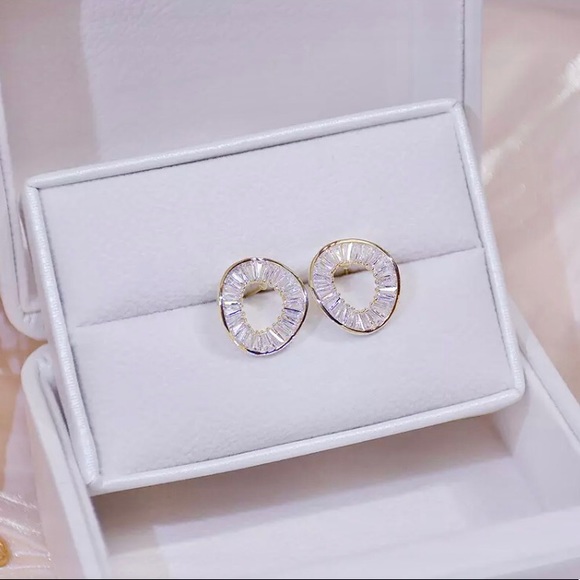 “Angelica” White Geode/Crystal Irregular Circle Geometric Stud Abstract Earrings - Picture 4 of 5